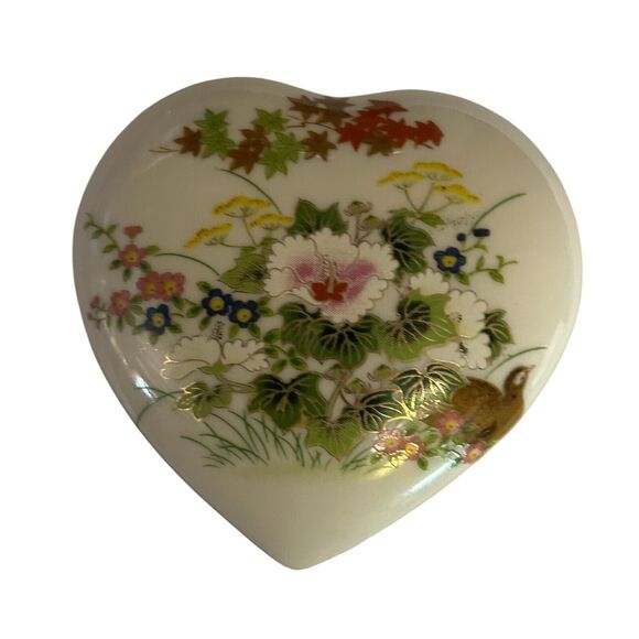Vintage Porcelain Heart Shaped Trinket Box with Wild Flowers & Bird (Quail?) "S" - Picture 1 of 10